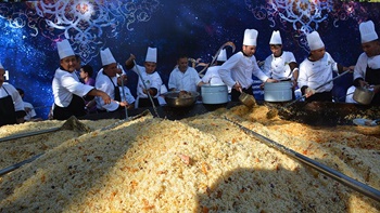 Dünyanın en büyük Özbek pilavı pişirildi